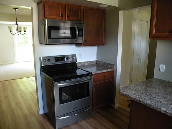 5th image of 71 Willowick Dr