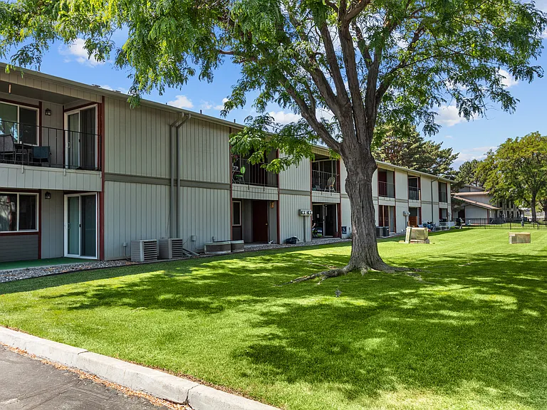 Irving Place Apartments — Photo 43