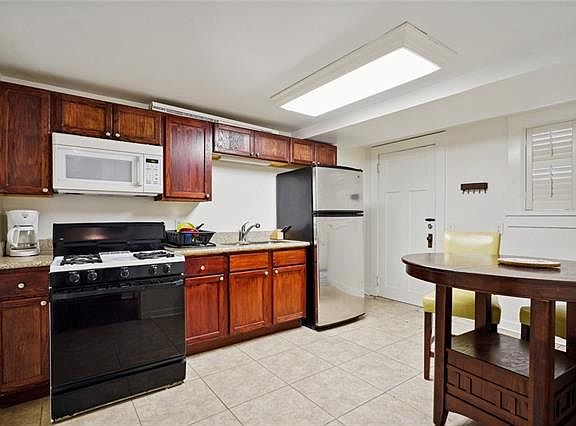 3rd image of 840 Solomon Pl Unit B