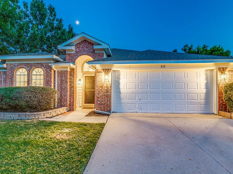 312 Scarlet Oak Dr — Photo 1