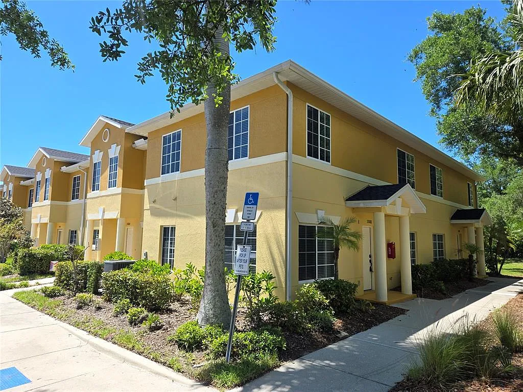 3 bed, 2.5 bath, 1500 sqft, $1,800 — Photo 2