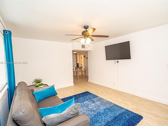 4th image of 2400 Lincoln St #2