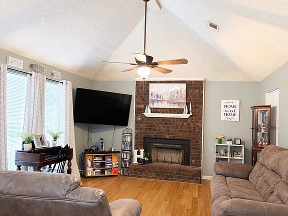 3rd image of 895 Autumn Woods Dr E
