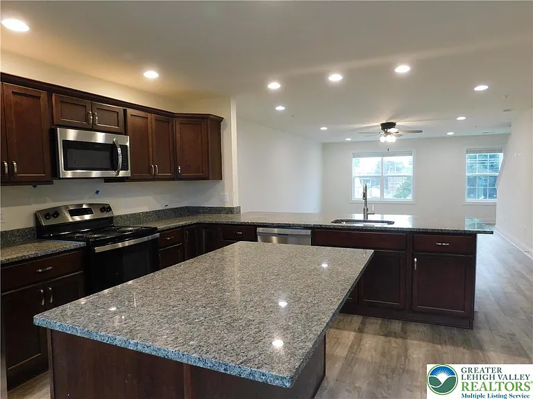 1549 Burkhardt St #C — Photo 9