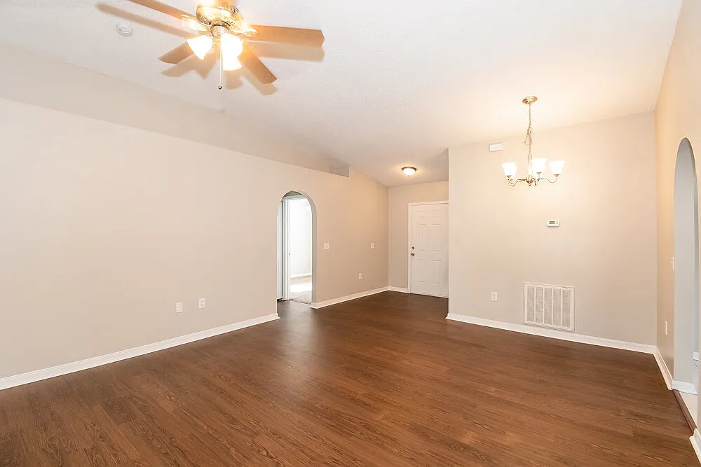 3 bed, 2.0 bath, 1482 sqft, $1,820 — Photo 3
