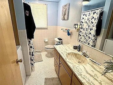5th image of 315 W 4th St APT B