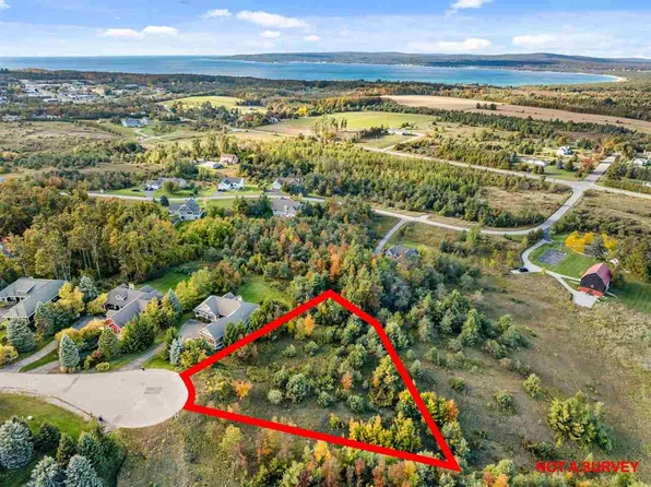 723 Harbor View Ln, Petoskey, MI 49770