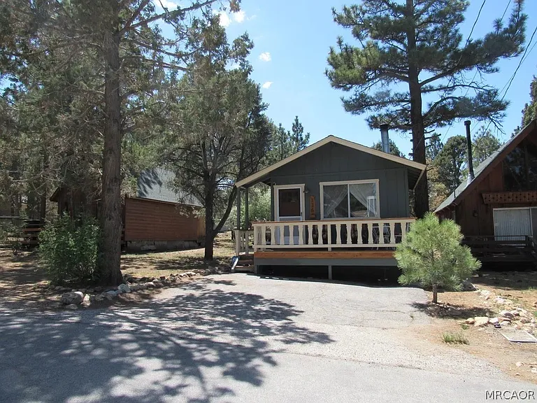 136 Pine Ln — Photo 1