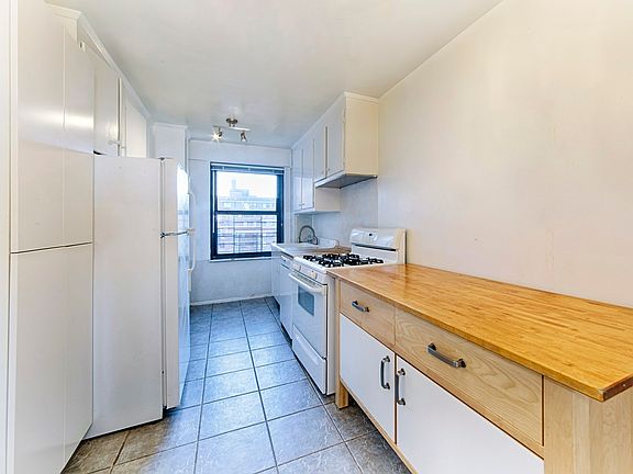 4th image of 385 Grand St APT L1806