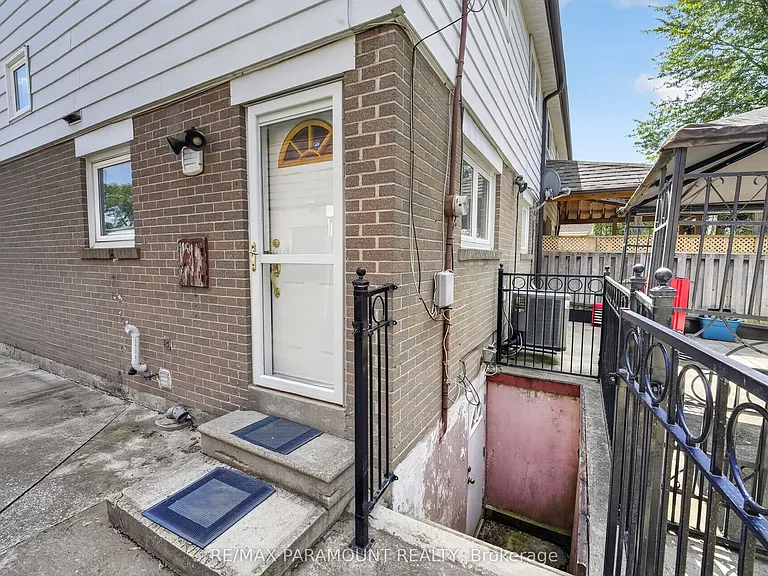 47 Cloverdale Dr — Photo 38