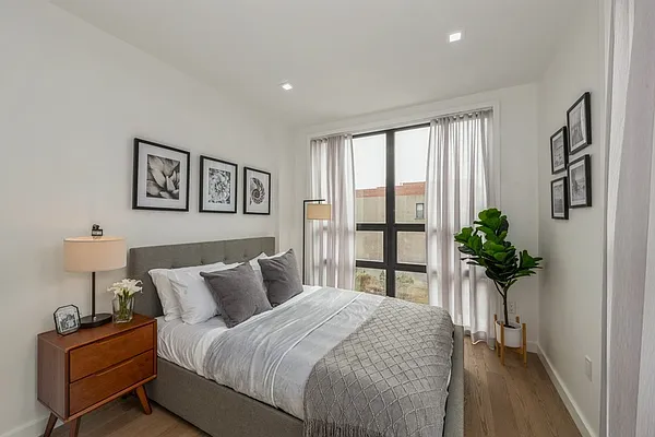 Sold by E Realty International Corp | media 27