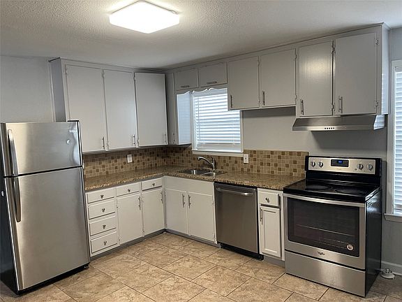 2nd image of 128 NE Cindy Ln