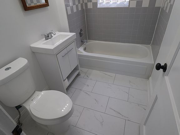 3rd image of 4223 N Elston Ave