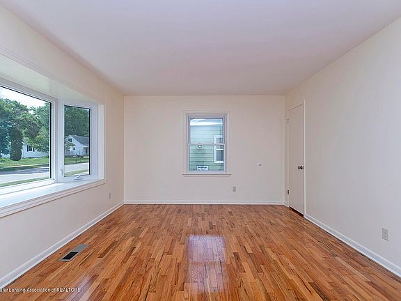 3rd image of 1306 S Briarfield Dr