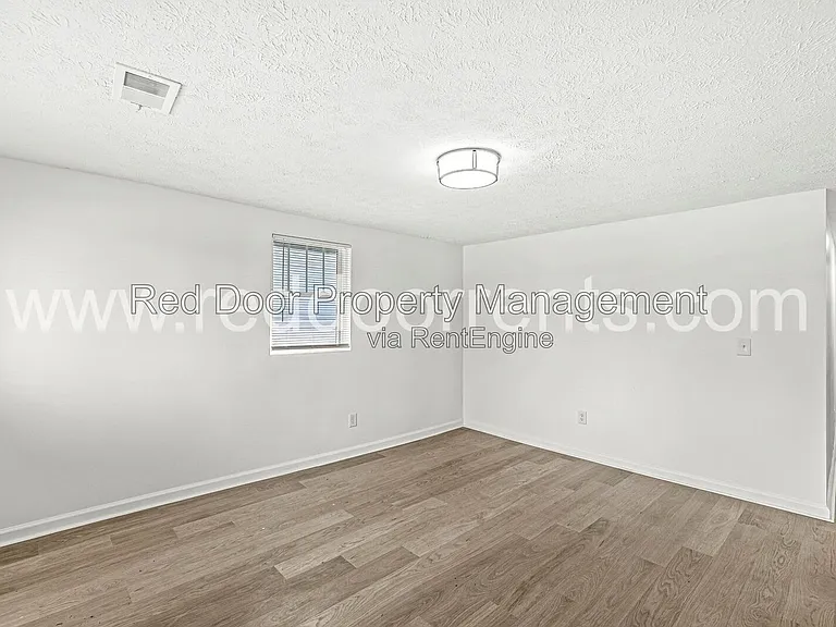 1037 W 30th St — Photo 4