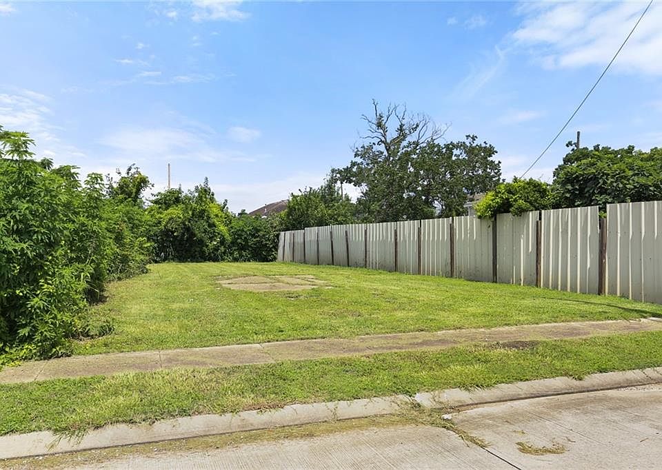 2nd image of 2332 Lizardi St