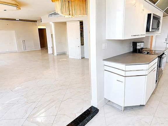 5th image of 20191 E Country Club Dr APT 2601