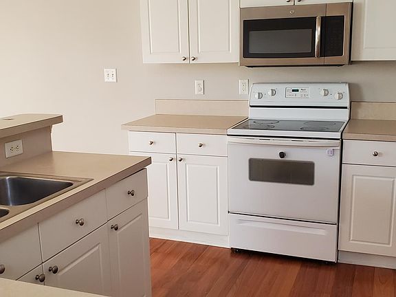 3rd image of 704 Mystic Pointe Dr