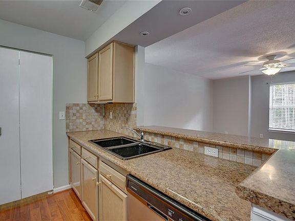 4th image of 321 Gainsborough Sq #2-32
