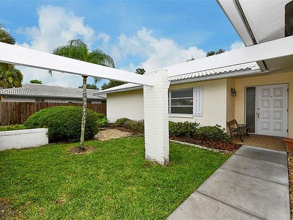 4th image of 2932 Captiva Dr