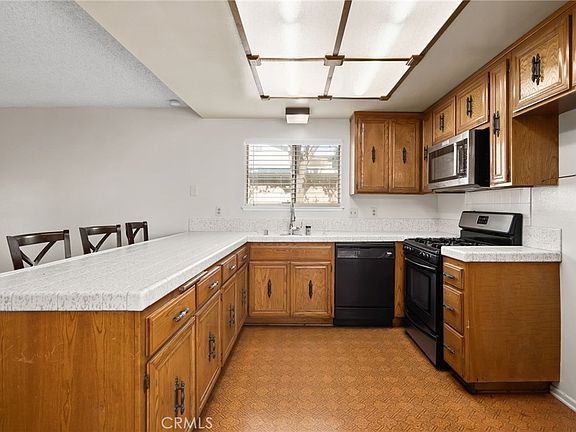 4th image of 831 N Baker Ave