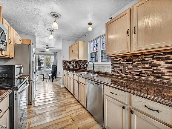 3rd image of 16204 Sunny Glen Ave