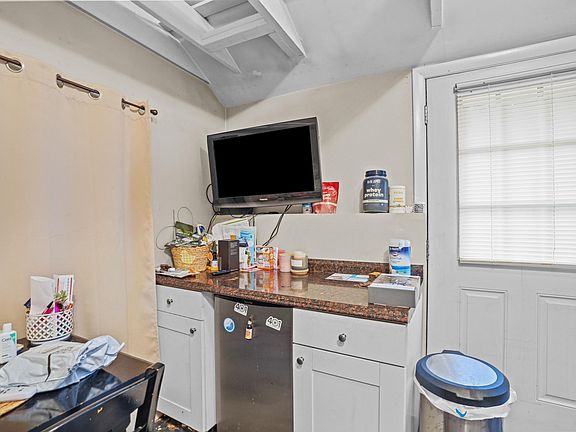 4th image of 12 Hammond St #B