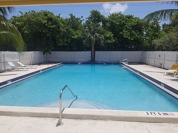 4th image of 141 E Riverside Dr APT 12B