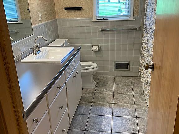 4th image of 621 E Circle Dr