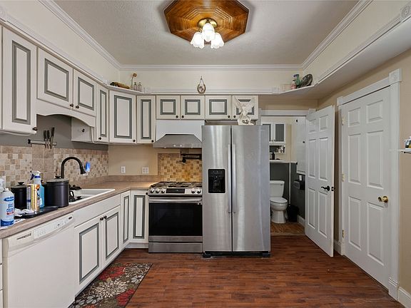 5th image of 318 W 8th St