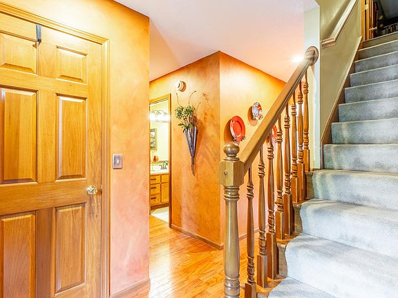 4th image of 926 Deer Cliff Ct