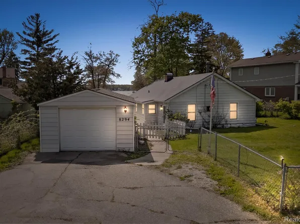8294 Lagoon St, Commerce Township, MI 48382