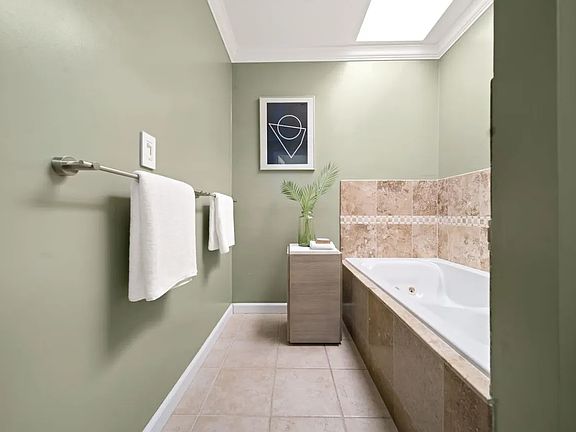 4th image of 81 Los Altos Sq