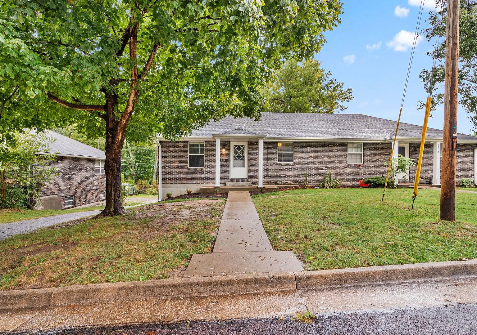 1712 Oxford Dr — Photo 1