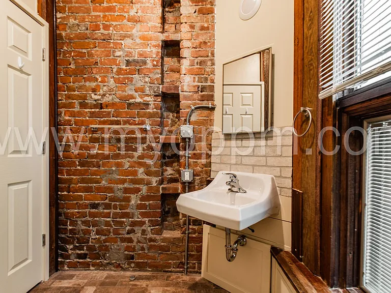 1146 S 32nd St — Photo 15
