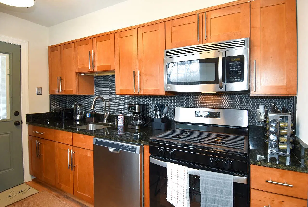 3 bed, 768 sqft, $2,800 — Photo 4