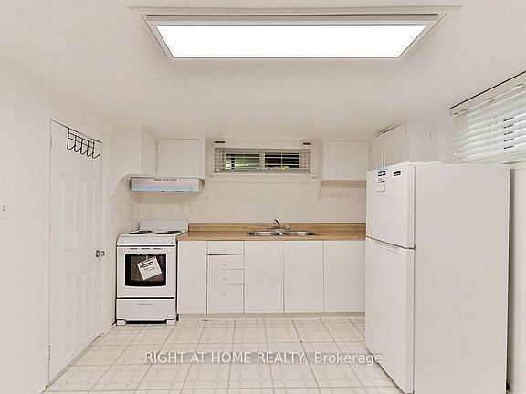 3rd image of 43 Bertram St #Basement