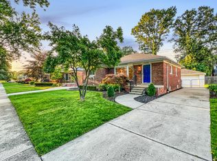 1530 Aline Dr, Grosse Pointe Woods, MI 48236