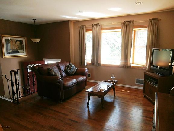 4th image of 562 Vaughn Ave
