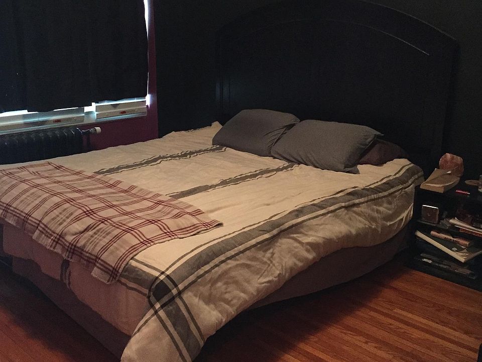 Master Bedroom, king memory foam bed.