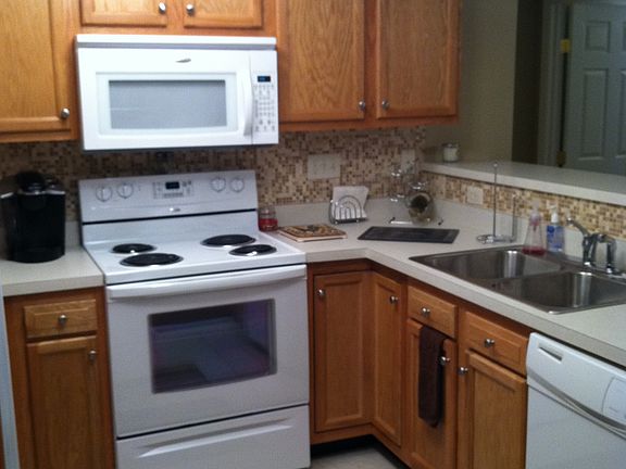 Kitchen w/ Tile Blacksplash