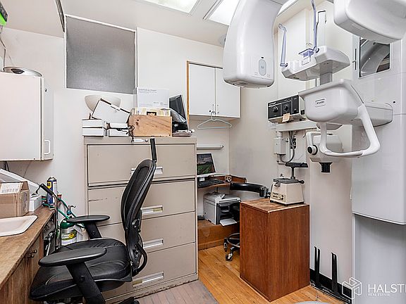 4th image of 111 E 67th St #1D