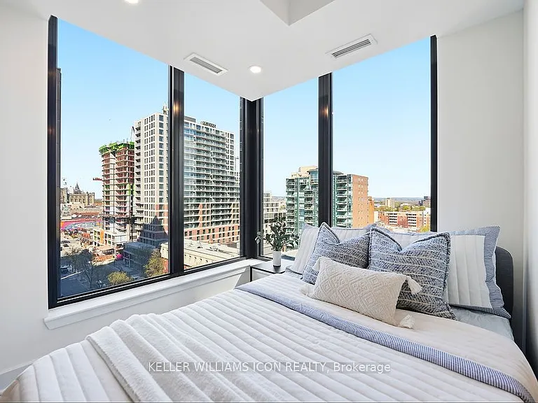 180 George St #1002 — Photo 18