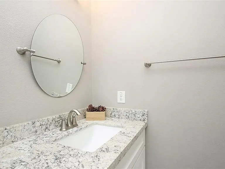 2529 Calumet St — Photo 15