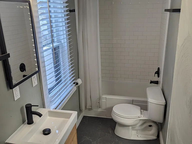 1208 W 28th St #1 — Photo 12