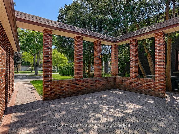 5th image of 80A Rosemount Dr
