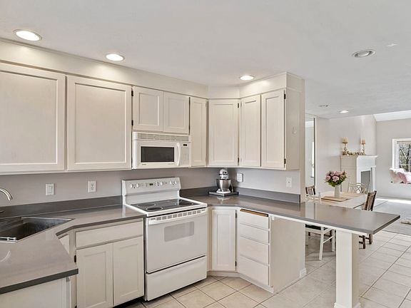 2nd image of 785 E Shady Lake Dr