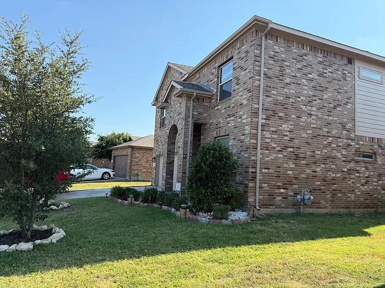 480 Spring Dr — Photo 3