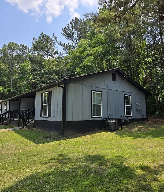 3 bed, 1.0 bath, 930 sqft, $1,550 — Photo 3
