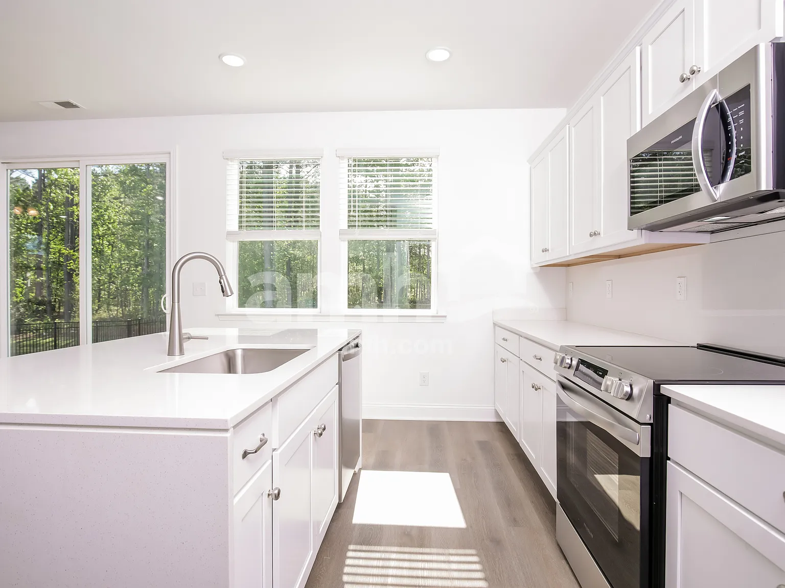 3 bed, 2.5 bath, 1606 sqft, $2,470 — Photo 4